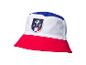 Bob tricolore bleu, blanc, rouge avec un écusson de joueur de football et le numéro 9.