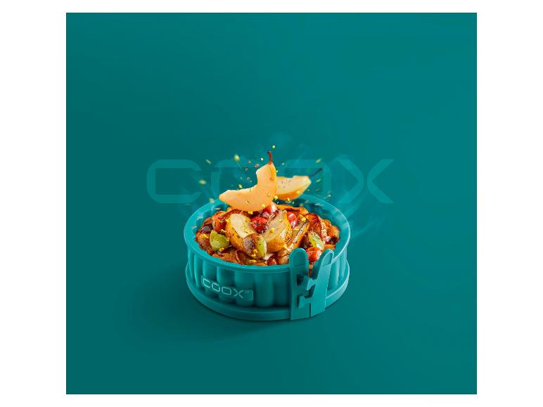 Un moule à pâtisserie Cook avec une poire cuite au four