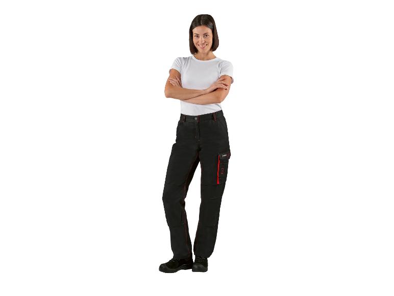 Femme en pantalon de travail noir avec surpiqûres rouges et t-shirt blanc