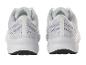 Deux paires de baskets blanches pour le sport.
