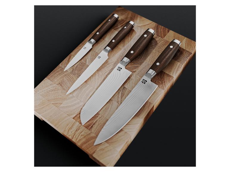 Set de couteaux de cuisine premium SILVERCREST® sur une planche à découper en bois.