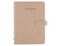Carnet beige en simili cuir avec fermeture.