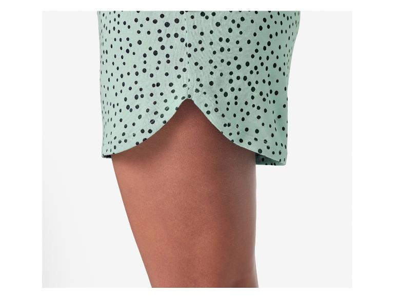 Shorts en jersey vert pâle à pois noirs.