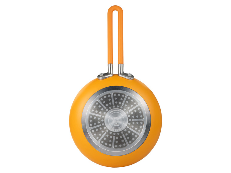 Une poêle orange avec un fond en acier.