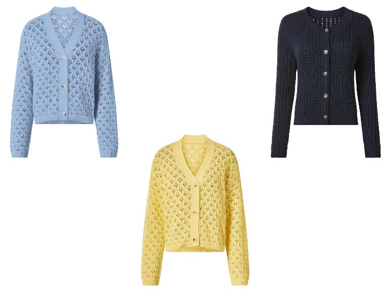 Trois cardigans : bleu clair, jaune et bleu foncé, avec des boutons.