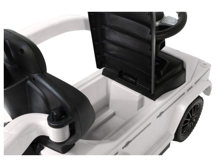 Détail d'une voiture jouet blanche avec le capot ouvert.