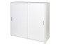 Une armoire blanche avec deux portes coulissantes.