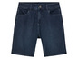 Un short en jean bleu.