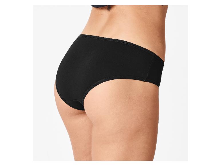 Femme en culotte de coton noire, vue de côté.