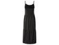 Une robe maxi noire à bretelles fines.