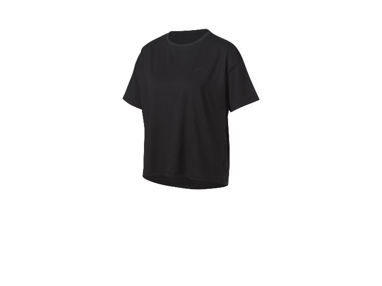 Un t-shirt noir ample à manches courtes.
