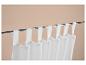 Rideaux blancs en tissu léger, suspendus à une tringle.