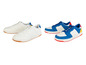 Deux paires de baskets blanches avec des détails bleus et jaunes.