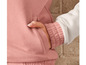 Un sweat-shirt rose et un sweat-shirt blanc avec des poignets élastiques.