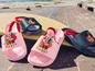 Deux paires de tongs Mickey Mouse, roses et bleues