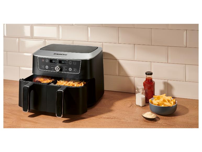 Friteuse à air avec frites et poulet, avec sauce tomate et mayonnaise.