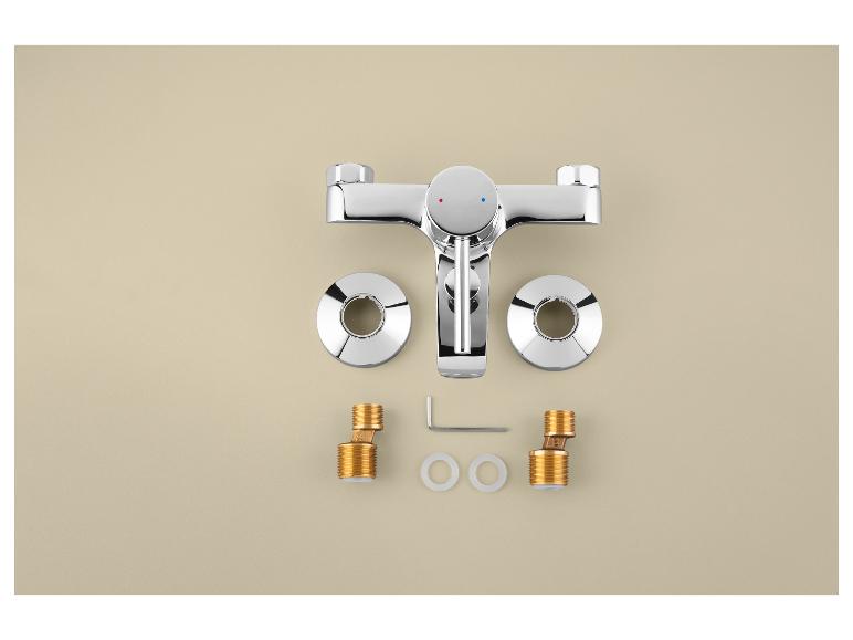 Mitigeur de douche chromé avec accessoires, y compris raccords excentrés et rosaces.