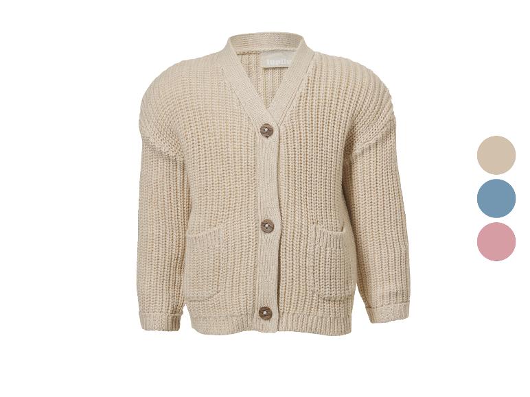 Cardigan en maille beige avec boutons et poches, avec options de couleur sur le côté.