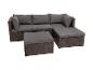 Salon de jardin en rotin synthétique avec poufs et coussins gris foncé.