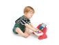 Bébé heureux assis et jouant avec un piano jouet interactif.