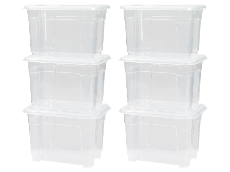 Six boîtes de rangement transparentes empilées avec couvercles sur fond noir.