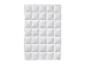 Une couette blanche avec un motif matelassé, avec un logo vert dans le coin inférieur droit.