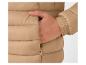 Une veste d'hiver beige zippée avec une main dans la poche.