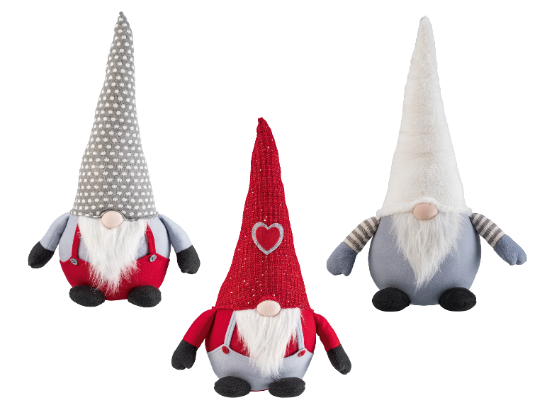 Trois gnomes décoratifs : un gris à pois, un rouge avec un cœur et un blanc pelucheux.