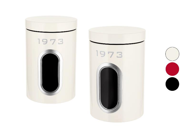 Lot de deux boîtes de rangement crème avec fenêtre et inscription « 1973 ».