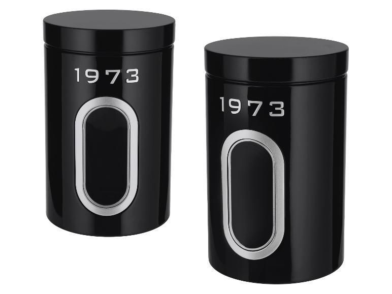 Deux contenants noirs avec le texte « 1973 » et une fenêtre ovale