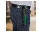 Scie d'élagage avec étui attaché à la ceinture d'un jean.