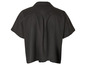 Une chemise noire à manches courtes