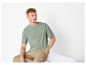 T-shirt vert et pantalon cargo beige pour homme.