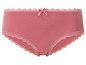 Un slip rose avec de la dentelle