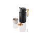 Cafetière isotherme noire avec poignée en bois, tasse à café et biscuits.