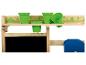 Un banc de jardin en bois pour jouet avec des pots verts et un bac bleu.