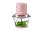 Hachoir rose avec bol en verre rempli de persil, sur fond blanc.