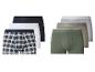 Cinq boxers en coton : un à carreaux, un blanc, un noir, un kaki et un vert.