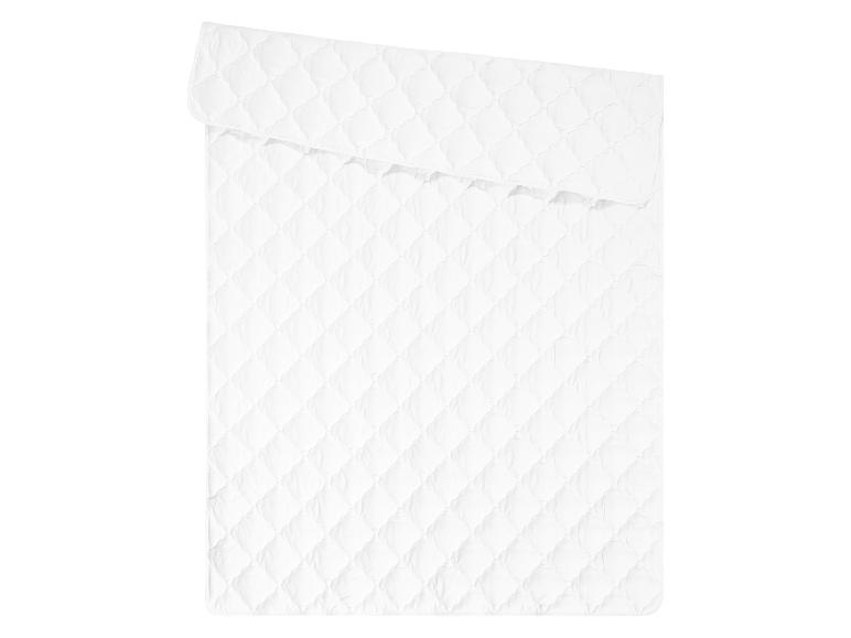 Une couette blanche avec un motif matelassé.