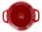 Une casserole rouge Silvercrest vue de dessus.