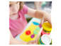 Un jeune enfant joue avec de la pâte à modeler Play-Doh.