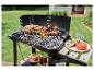Grillades de porc et brochettes de légumes sur un barbecue extérieur.