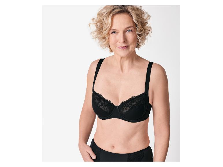 Soutien-gorge noir en dentelle et culotte assortie.
