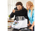 Un homme goûte un plat préparé dans un Thermomix.