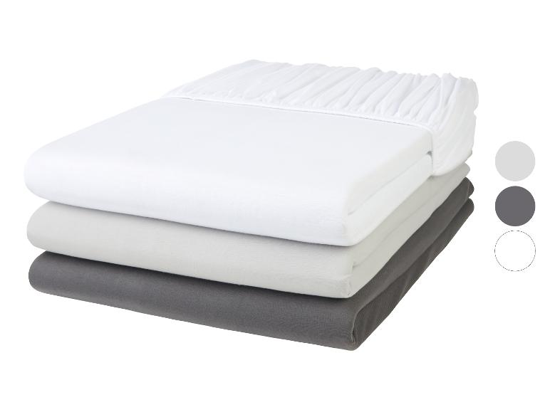 Draps blancs, gris et gris foncé.