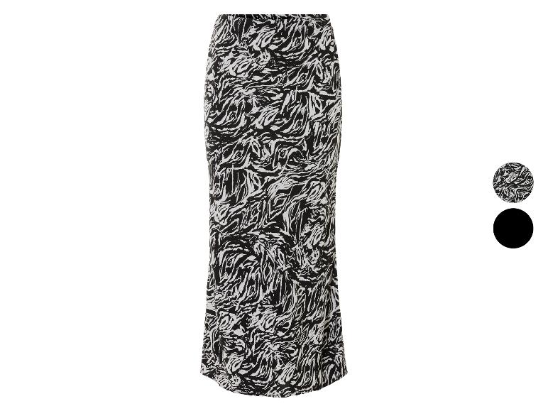 Une longue jupe noire avec un motif abstrait blanc.