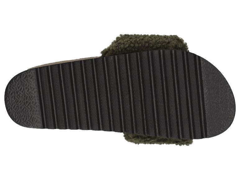 Vue du dessous de tongs vert olive duveteuses à semelle crantée.