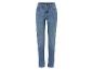 Un jean bleu pour femme.