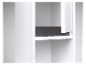 Détail d'une armoire blanche avec une étagère grise.