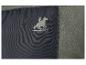Une poche bleu foncé avec un logo de cavalier blanc sur un fond gris.